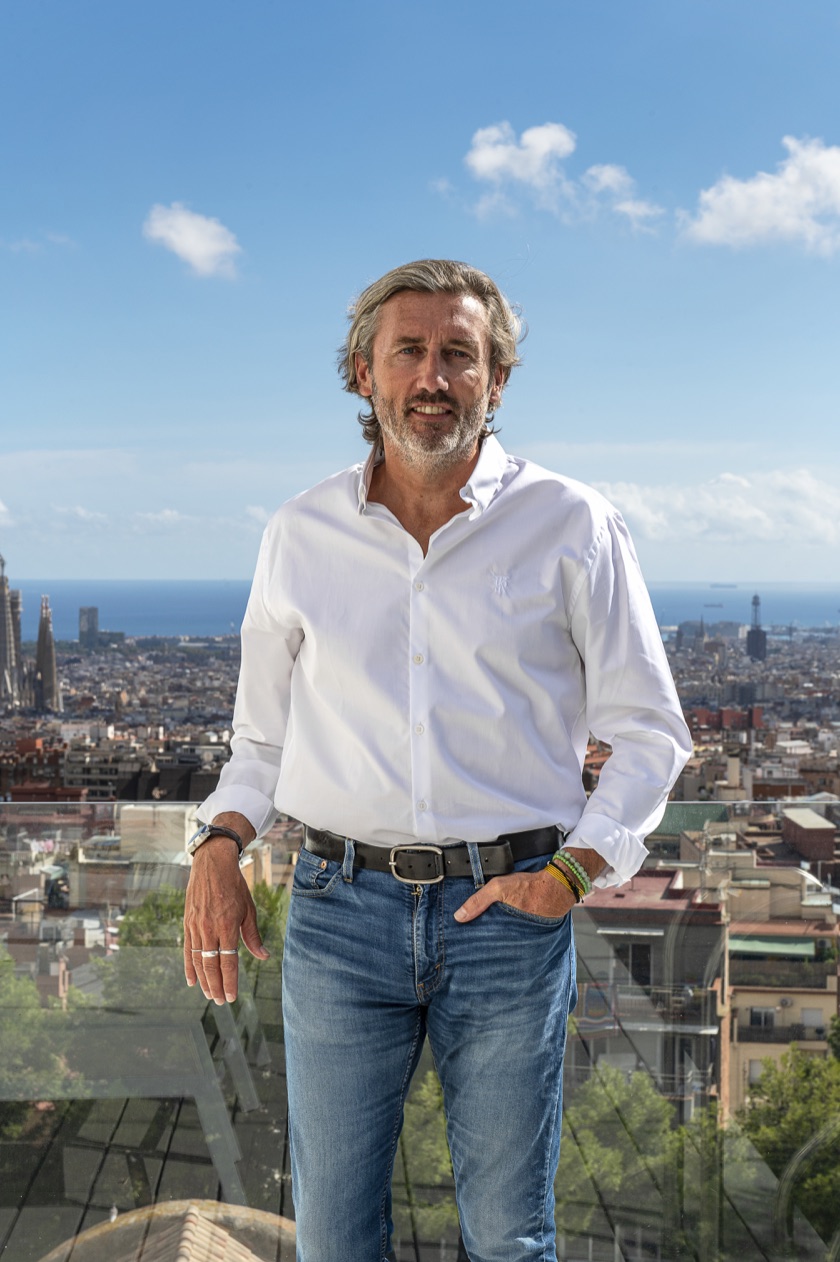 Carlos Pujol, designer d'intérieur, sur un toit de Barcelone